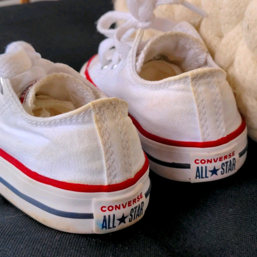 Toddler size 5 white classic converse - Picture 2 of 4